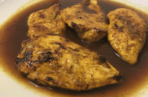 Filé de frango grelhado com curry e cebola, purê de mandioca e legumes ( beterraba, cenoura e chuchu)
