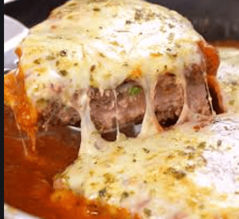 Parmegiana de carne moída ( com ou sem queijo) com batata inglesa saute e salada de cenoura