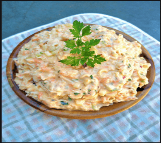 Salpicão de frango, salada verde escura com morango e legumes ao forno com páprica