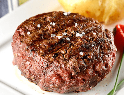 Hamburgue de carne com cebola rosa com queijo, espaguete de abobrinha com molho caseiro de tomate e picadinho de mandioca.