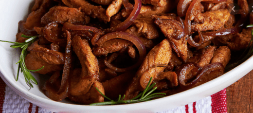 Tirinhas de frango ao vinho  com quiabo e cenoura e batata inglesa