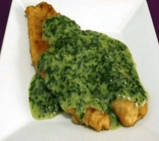 File de frango ao molho pesto e berinjela empanada com batata doce 