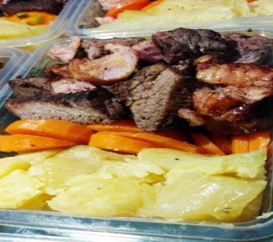 Mix de churrasco com mandioca e vinagrete de cenoura