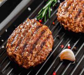 Mini hambúrguer de carne ao molho de mostarda caseiro com batata rústica