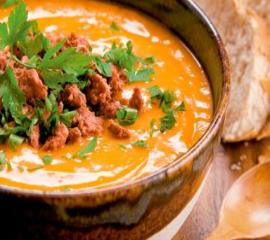 Caldo de abóbora com carne moída